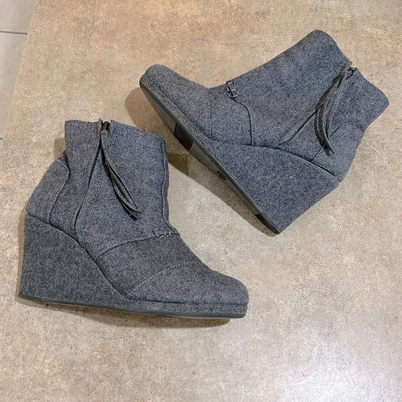 Toms Womens Shoes Nepal Side Zip Wedge Ankle Boots Booties Size 8.5 Gray Suede - Picture 3 of 7
